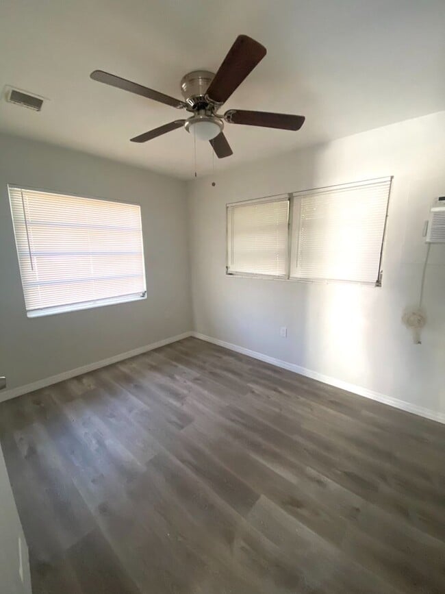 Building Photo - 1006 13th Ave W