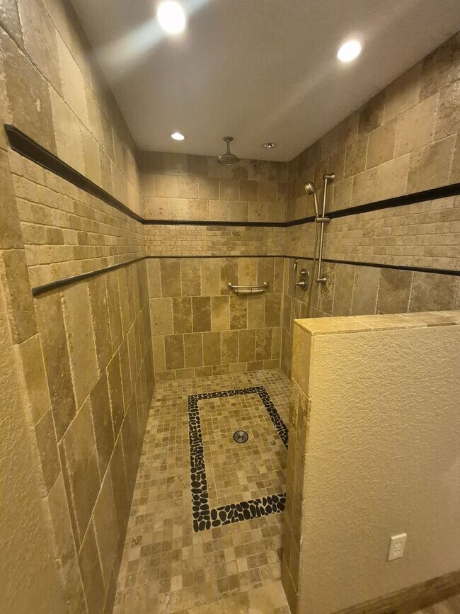 Building Photo - Cabin living in the suburbs