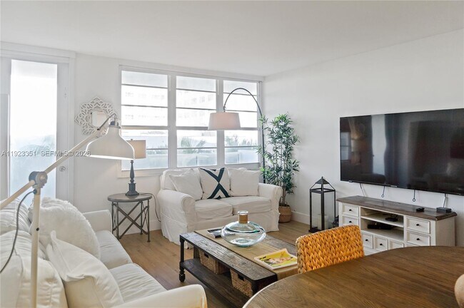 Building Photo - 100 Lincoln Rd