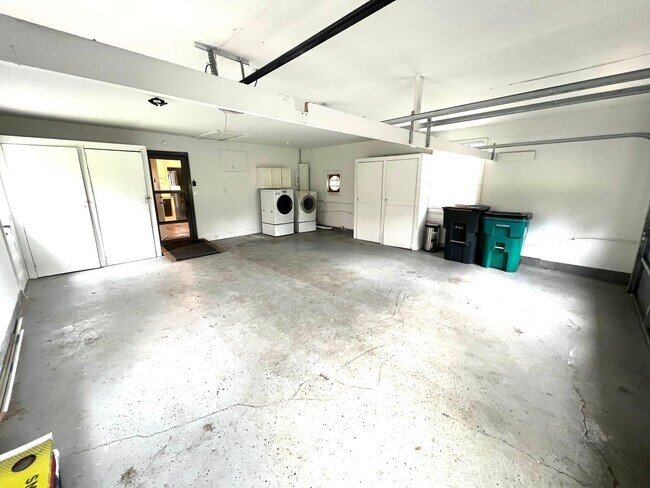 Building Photo - Available Now! $2000/MO Donelson living in...