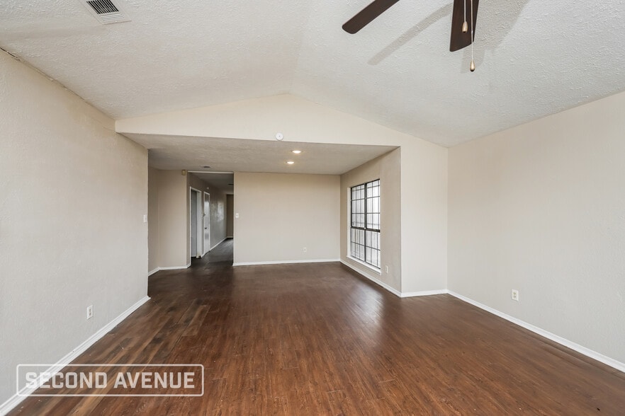 Building Photo - 9124 Pinehaven Dr