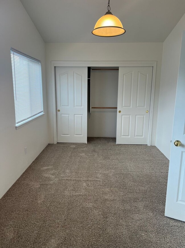 Building Photo - Lovely 3 bedroom, 2.5 bath home with laundry, near schools