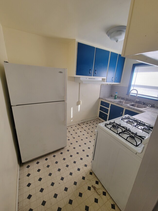 Building Photo - 2406 E 10th St