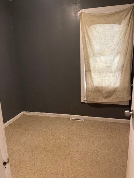 Bedroom - 734 Roberts St