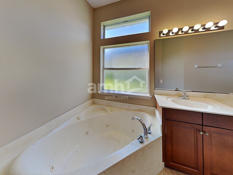 Building Photo - 320 Valverde Ln