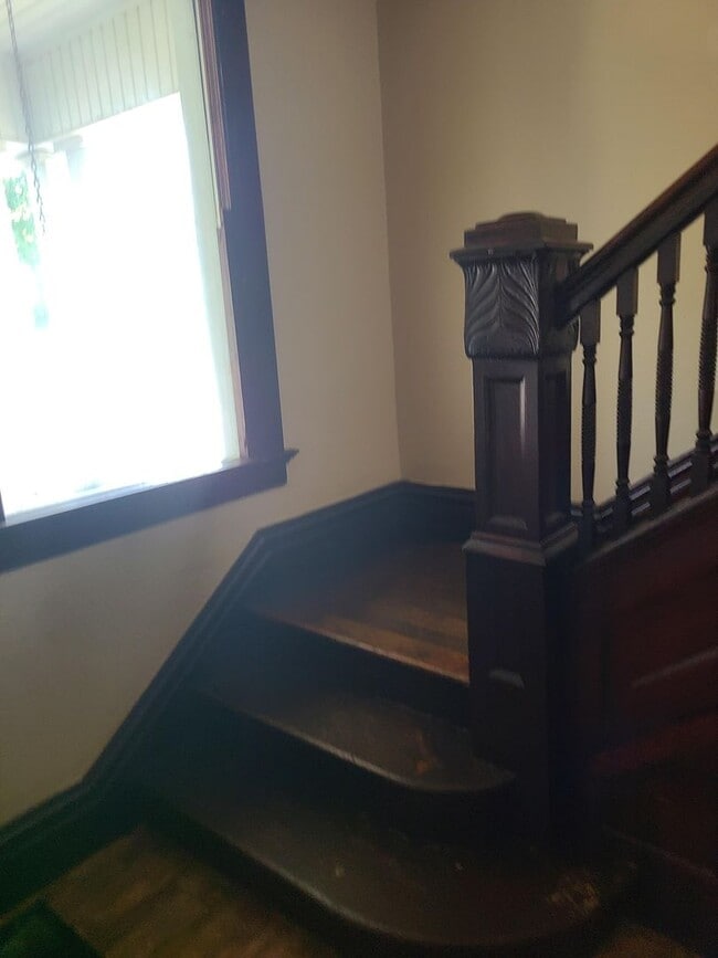 Building Photo - 5 Bed/ 2 bath house