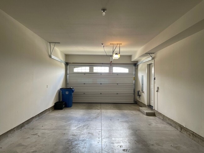 Building Photo - LUXURY 4 Bed Camas Townhome! Gated Communi...