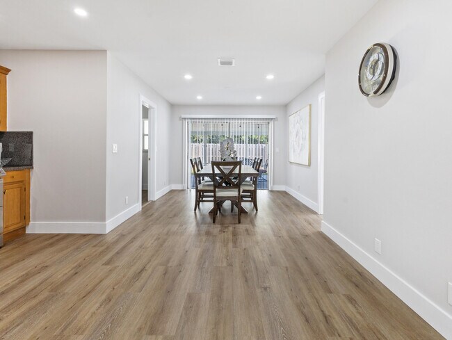 Building Photo - 1322 Riverside Cir