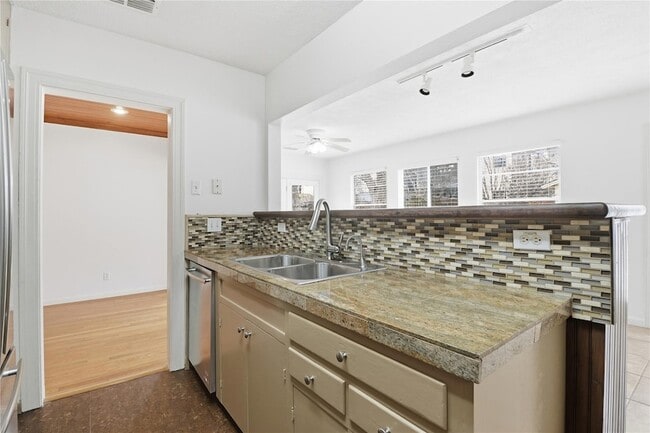 Building Photo - 2007 Montclaire St