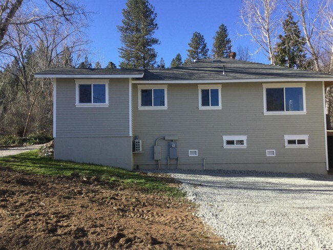 Building Photo - 305 Glenwood Rd