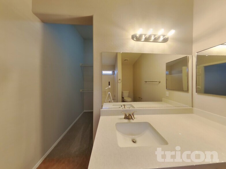 Building Photo - 11122 E Arbor Ave