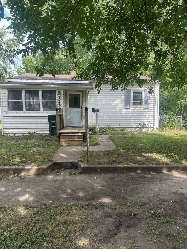 Building Photo - 2 bedroom 1 bath home with central air