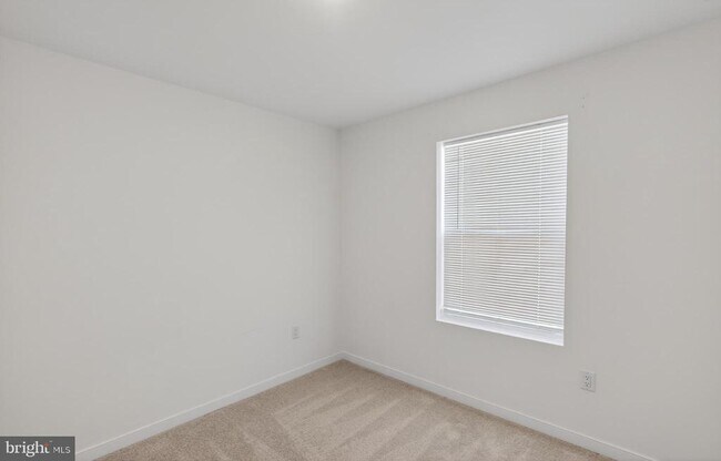 Building Photo - 73 Basswood St