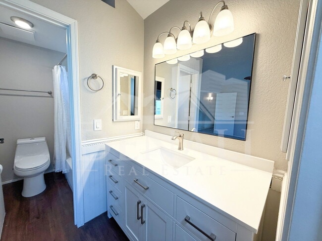 Building Photo - 1114 S Surfside Dr