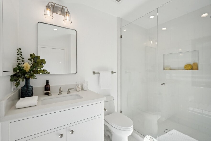 Second Bedroom En-Suite Bath - 4301 Don Arellanes Dr