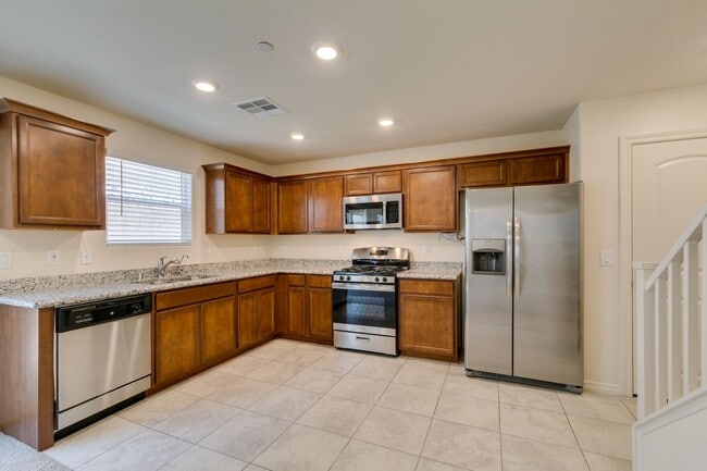 Building Photo - GORGEOUS TOWNHOME*UPGRADED*ALL APPLIANCES*...