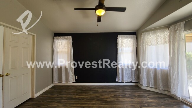 Building Photo - 3 Bedroom 2 Bath Hesperia Home with a bonu...