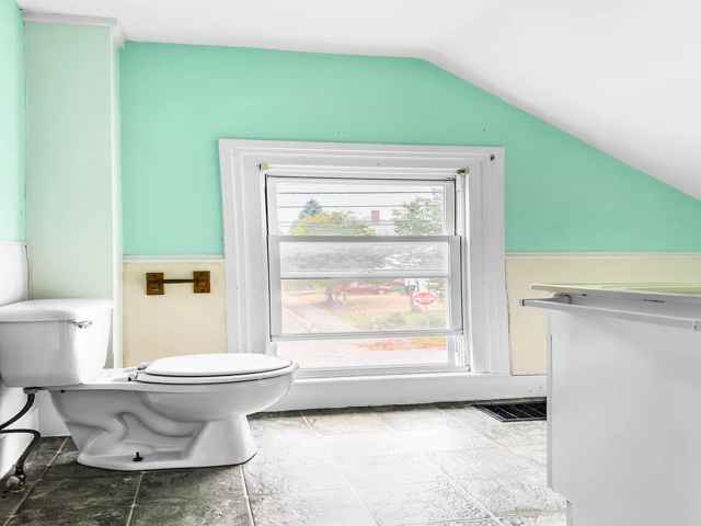 Building Photo - Center St