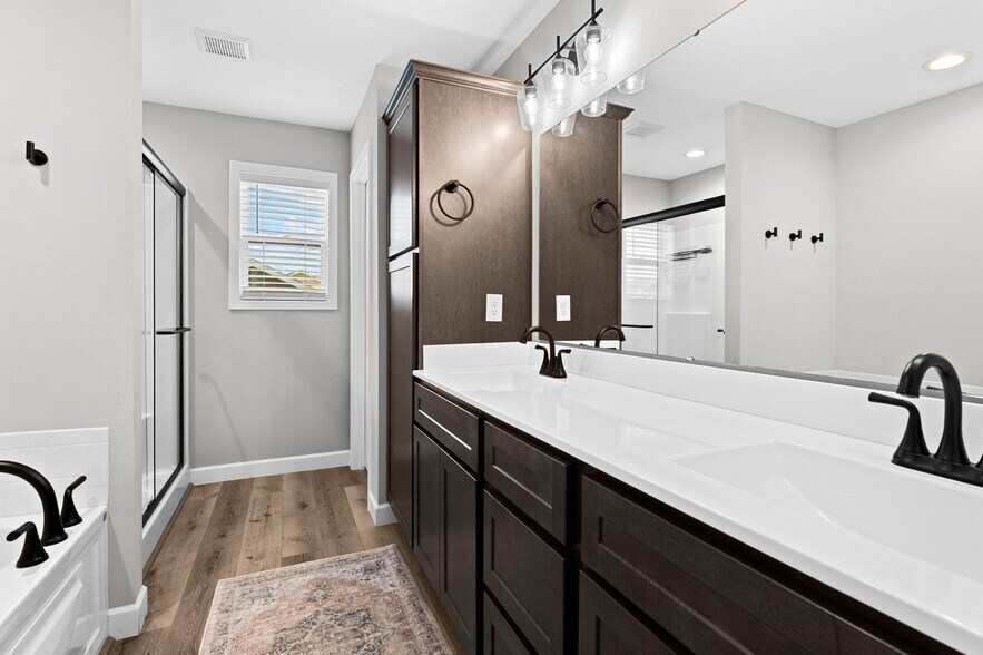 Building Photo - 748 Seagate Dr