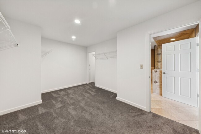 Building Photo - 15020 King Dr
