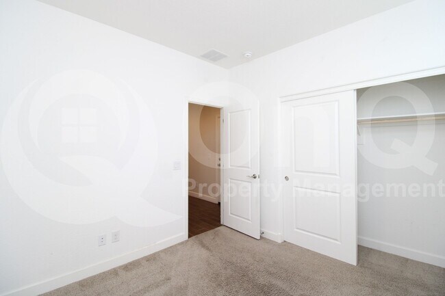 Building Photo - 624 E Vail Ln