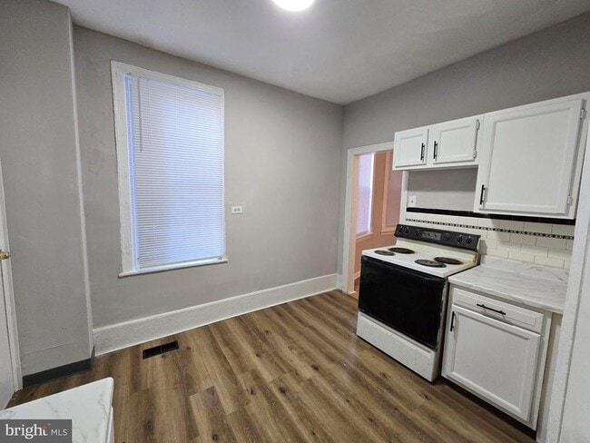 Building Photo - 5825 Ashland Ave