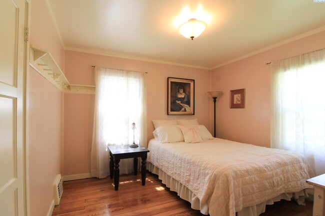 Building Photo - 2 BD, 1 BA with office, FURNISHED home