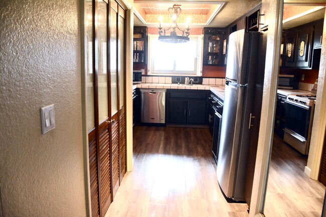 Building Photo - 2101 E 21ST St