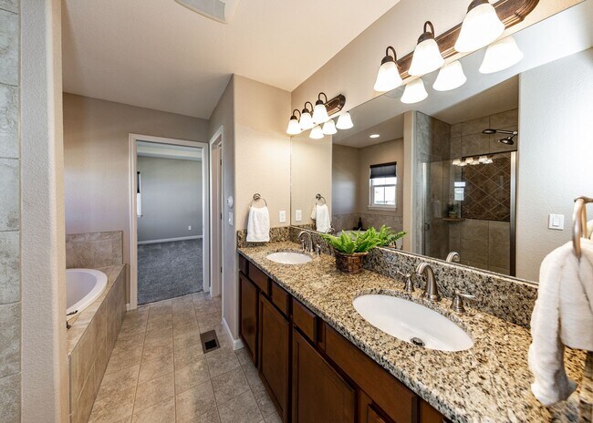 Building Photo - Westside home in Desirable Gold Hill Mesa ...