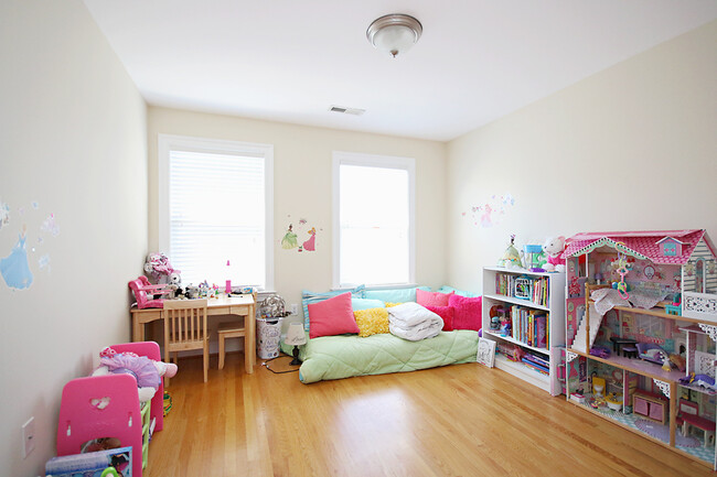 Building Photo - Light-filled Glenwood Station Townhome