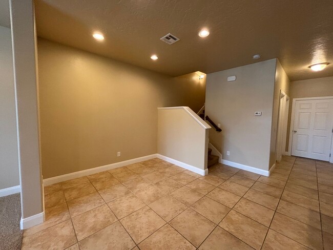 Building Photo - SPACIOUS TOWNHOME FOR RENT!