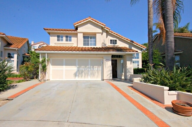 Building Photo - Lovely 3BR/2.5BA Home with Gorgeous Featur...