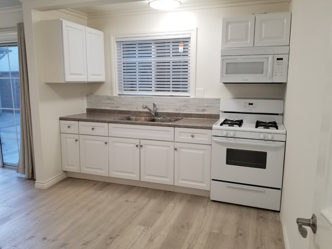 kitchen - 8933 Rosewood Ave