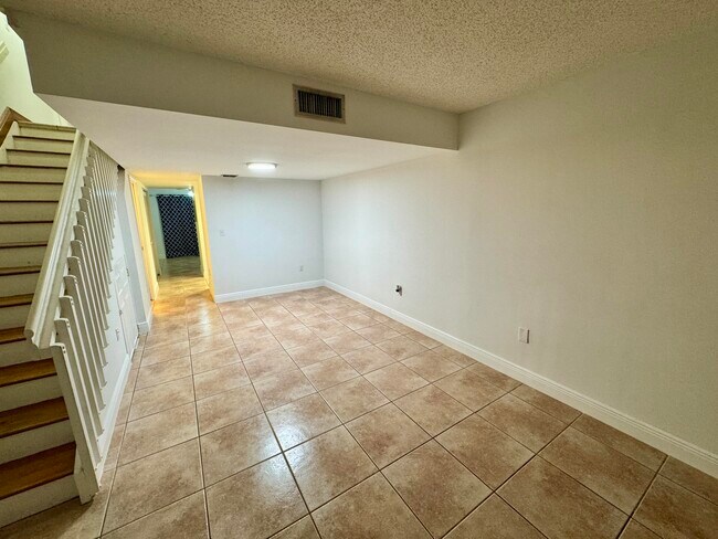 Building Photo - 9189 Fontainebleau Blvd