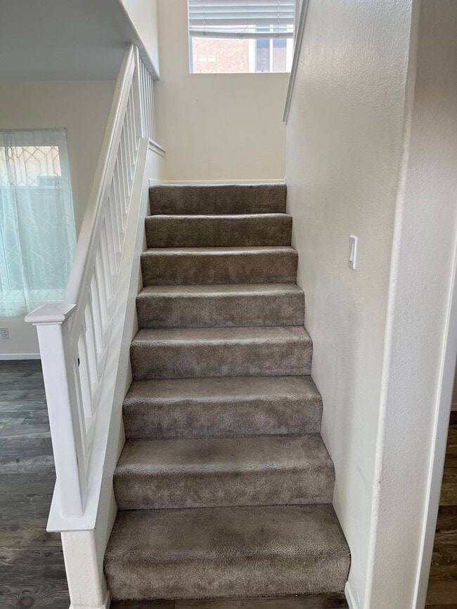 Building Photo - Spacious 4br/3ba Single Family Residence i...