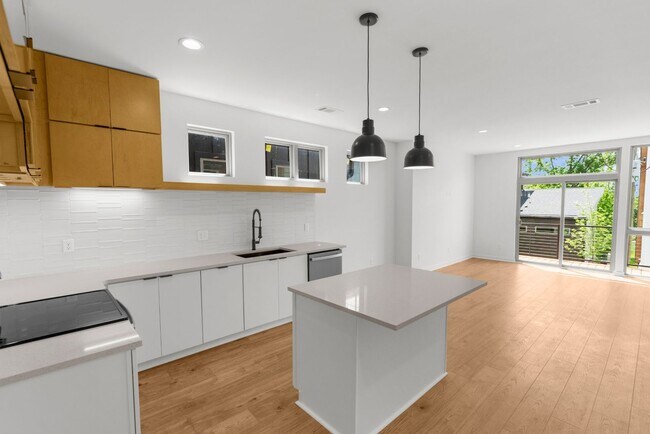 Building Photo - 3038 Edwin Cir