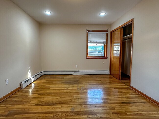 Building Photo - 325-327 John St