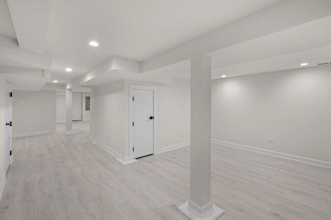 Building Photo - 1025 E 48th St