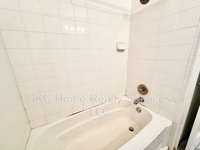 Building Photo - 2537 NW 35th St