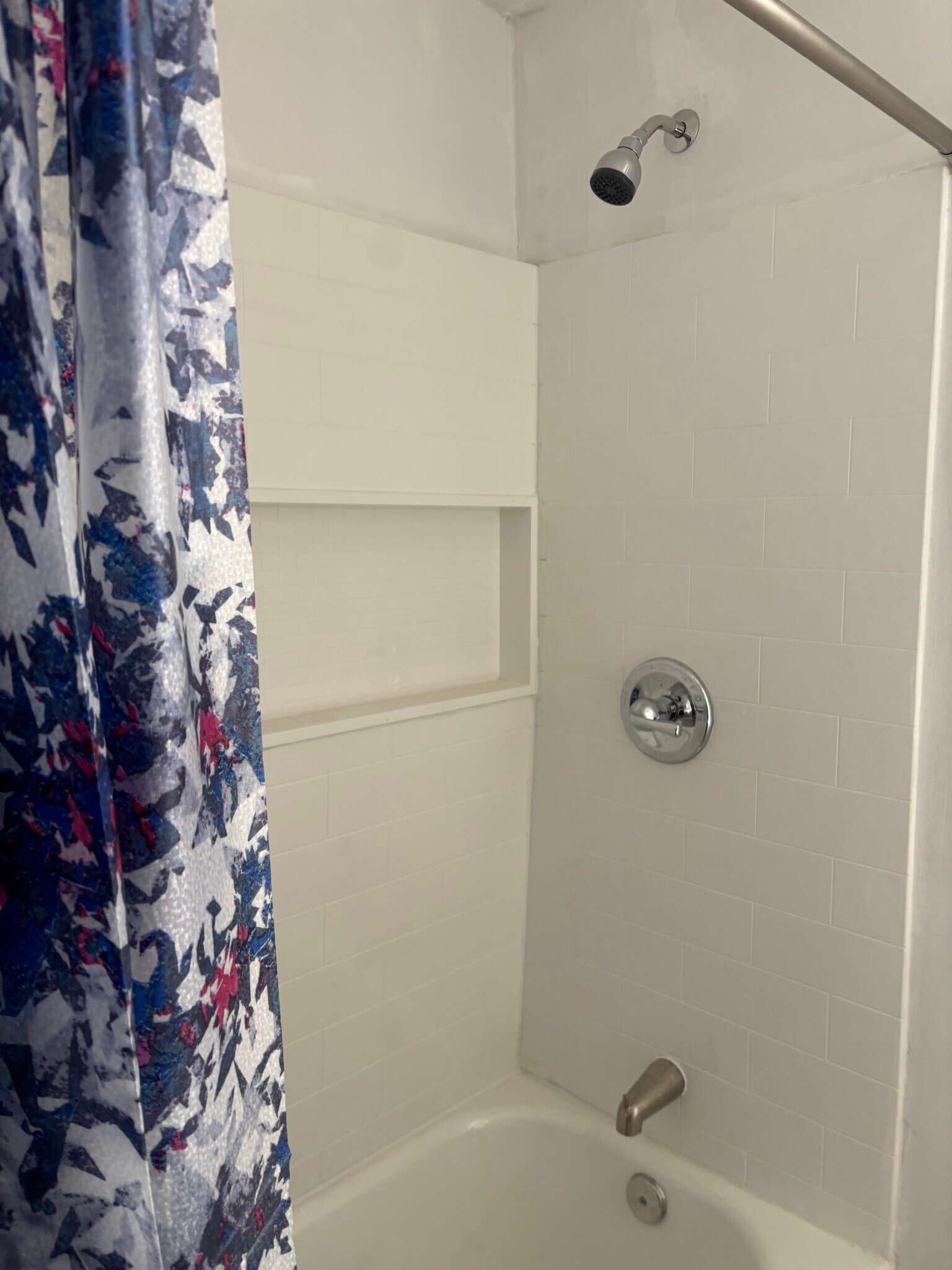 main shower - 3844 Lee Ave