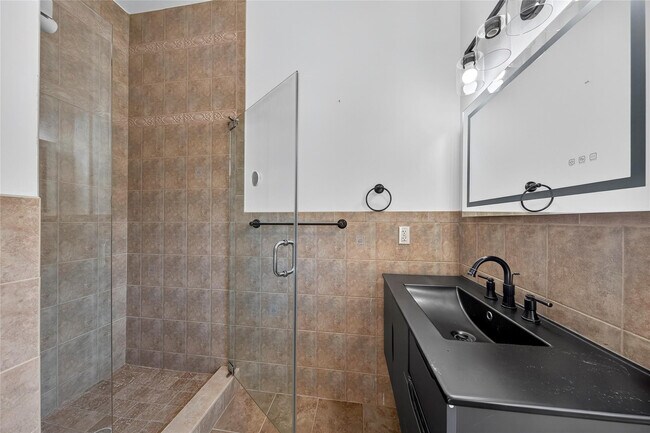 Building Photo - 2211 St