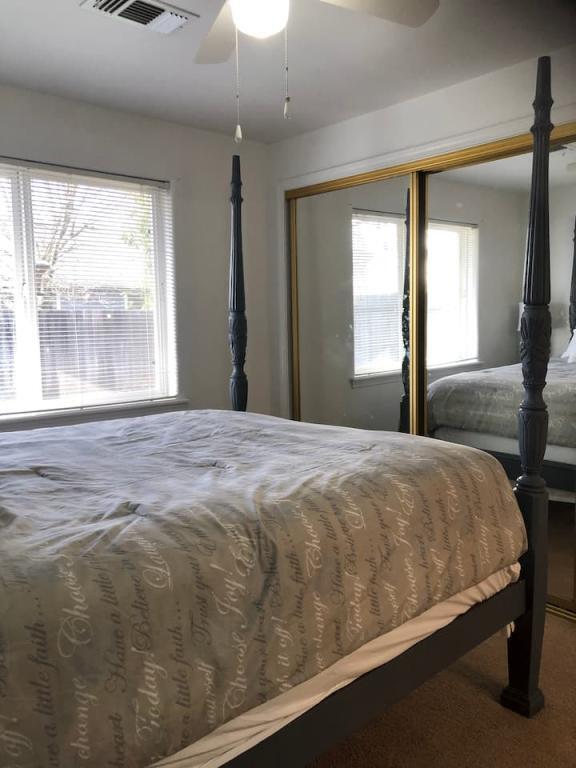 Building Photo - 525 Primrose Dr