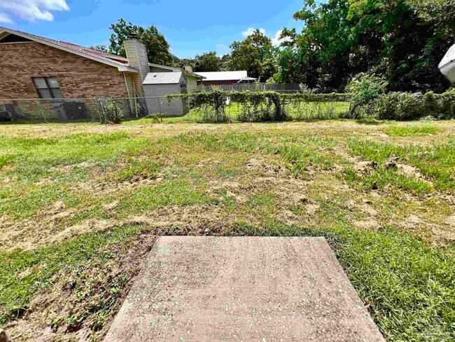 Building Photo - 2114 Hollyhill Rd