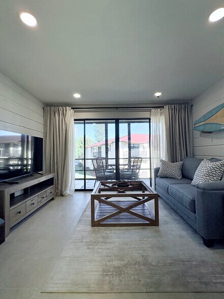 Building Photo - 2050 Oleander Blvd