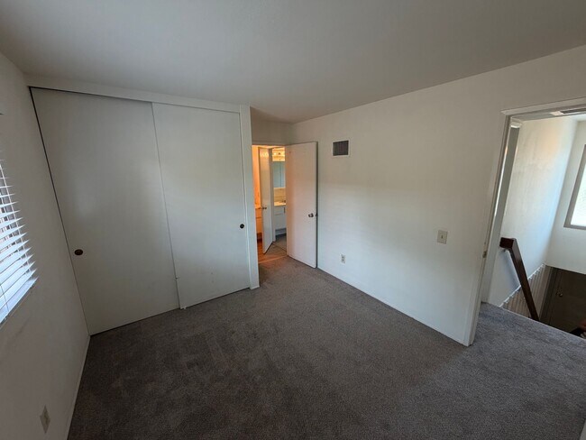Building Photo - 4098 Valeta St