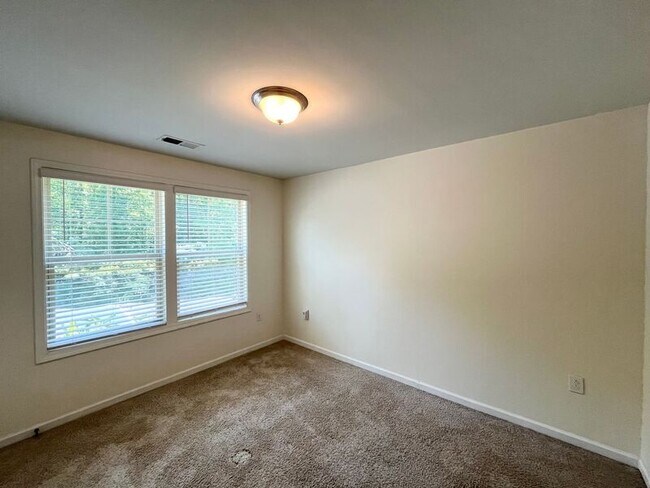 Building Photo - 1005 Longitude Dr