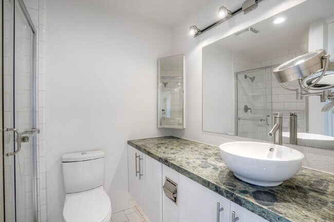 Building Photo - Little Italy Modern Townhome, 2 En Suite Bedrooms on Separate Levels, Private Roof Deck with Suns...