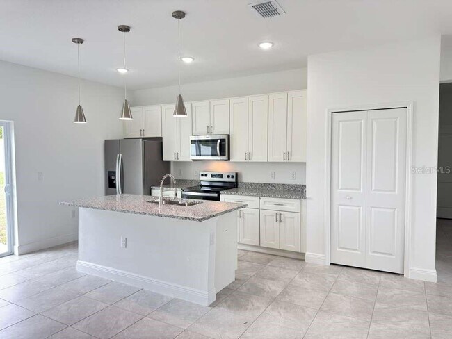 Building Photo - 6142 SW 154th Place Rd