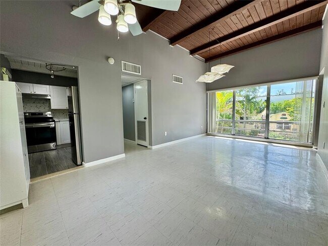 Building Photo - 1313 SW 8th Ct