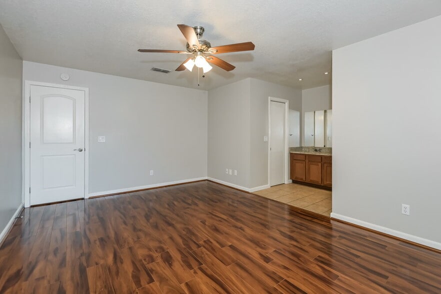 Building Photo - 4946 Irish Moss Dr S